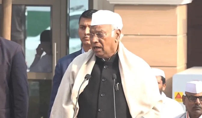Congress's 140th Foundation Day: Kharge says - Even if not in power, Congress's spine is straight
